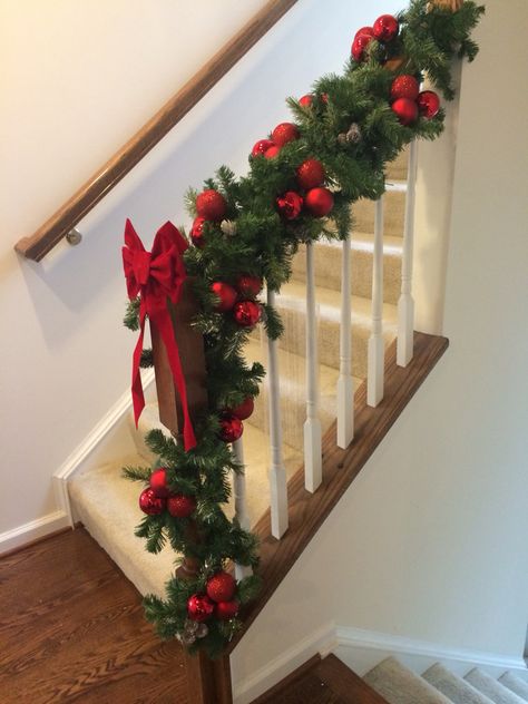 Christmas Stairs Decorations, Christmas Staircase Decor, Christmas Stairs, Christmas Staircase, Diy Christmas Garland, Diy Jul, Homemade Christmas Decorations, Gold Christmas Decorations, Christmas Deco