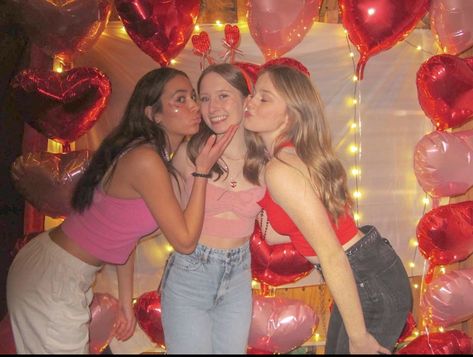 Galentines Party Pictures, Friends Galentine, Valentines Sleepover, Galentines Party Aesthetic, Galentines Sleepover, Galentines Photoshoot Ideas, Galentines Day Ideas, Valentine Photo Shoot, Party Photoshoot