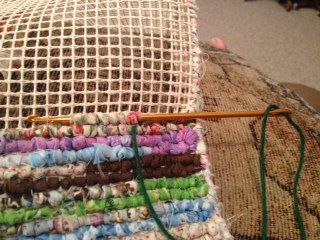 Doing my best for Him: Locker hooked rug Locker Rugs, Rug Hooking Patterns Primitive, Hooking Rugs, Rag Rug Diy, Homemade Rugs, You Tube Videos, Locker Hooking, Peg Loom, Hook Rug