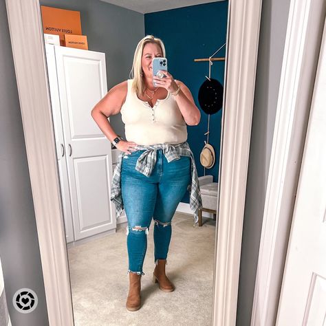 Flannel Tied Around Waist, Flannel Tied, Jeans Outfit Fall, Plus Size Curvy, Plus Size Fall Outfit, Plus Size Fall, Transition Outfits, Curvy Jeans, Outfit Fall