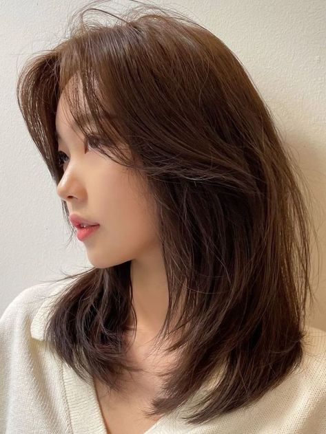 layered shoulder length hair with side bangs Chahong Hair, Side Bangs With Medium Hair, Korean Medium Hair, Korean Haircut, Hair Inspiration Long, Medium Layered Hair, Bangs With Medium Hair, Hair Tips Video, Shot Hair Styles