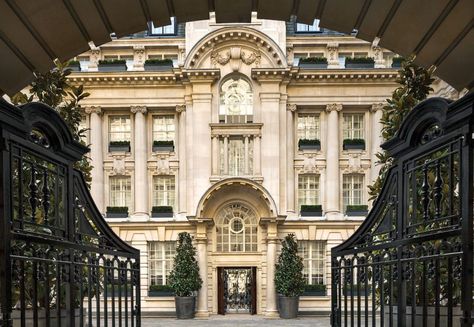 London’s Cocoon of Luxury: This Hotel Goes a Step Beyond With Personal Butlers and Jaguar Chauffeur Service Convent Garden, Rosewood London, Rosewood Hotel, Most Luxurious Hotels, London Hotels, Conde Nast Traveler, Top Hotels, Covent Garden, Saint Tropez