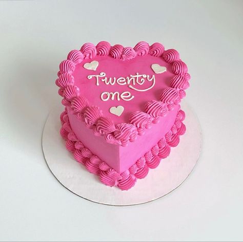 Small vintage birthday cake with pink icing and 21 written on it Pink Heart Shaped Cakes Birthday, Small Pink Cake, Baddie Birthday Cake, Bratz Birthday, 21st Bday Cake, Heart Shaped Birthday Cake, Hot Pink Cakes, Nyc Cake, Heart Birthday Cake