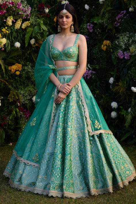 Designer Clothing for Women - Buy Latest Designer Clothing Collection Online 2024 Simple Lehenga, Bridal Lehenga Designs, Raw Silk Lehenga, Mehendi Outfits, Lehenga Designs Simple, Green Lehenga, Gaun Fashion, Indian Dresses Traditional, Embroidered Lehenga