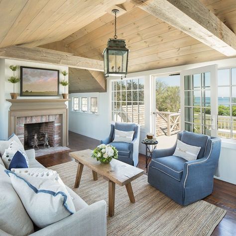 Beautiful Lake House Decor {inspiration} | The Turquoise Home Cozy Coastal Living Room, Living Room Design Styles, Lake House Living Room, Beach Theme Living Room, Lake House Interior, Coastal Decorating Living Room, Beach House Interior Design, Lakeside Cottage, Haus Am See