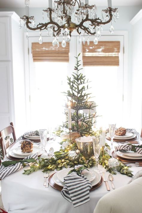 A Fresh Green Christmas Table - Shades of Blue Interiors Christmas Dinner Table Settings, Winter Centerpieces, Deco Table Noel, Table Centerpiece Decorations, Christmas Dinner Table, Christmas Table Centerpieces, Tablescape Inspiration, Christmas Tablescape, Holiday Centerpieces