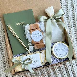 Thank U Gifts For Friends, Gift Box For Women Christmas, Gift For Women Day, Beige Gift Box Ideas, Sage Gift Basket, Wellness Gift Box Ideas, Self Love Gift Basket Ideas, Gifts For Someone Special, Mom Gift Box Ideas