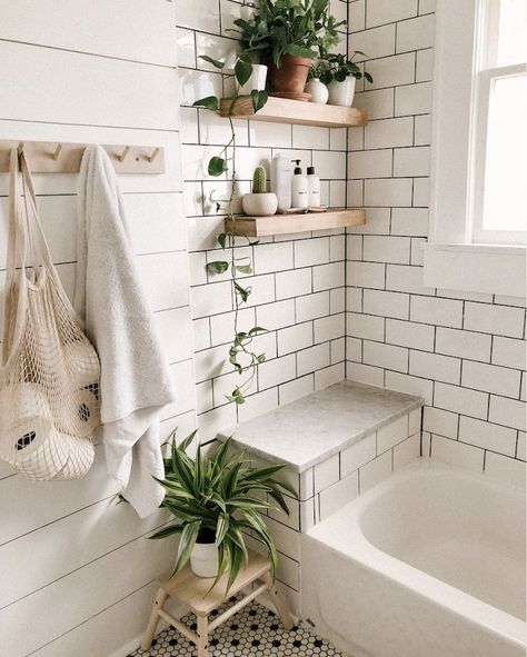 Relaxed Southern Style Meets Scandinavian Minimalism in a Florida Home Modern Vintage Bathroom, Makeover Kamar Mandi, Dekorere Bad, Tiled Bathroom, Modern Small Bathrooms, Bad Inspiration, Cottage House, घर की सजावट, Vintage Bathroom