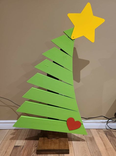 Grinch Wooden Christmas Tree, Wood Grinch Tree, Wooden Grinch Tree Diy, Wooden Grinch Ideas, Diy Grinch Tree, The Grinch Wooden Crafts, Grinch Trees, Grinch Christmas, Grinch