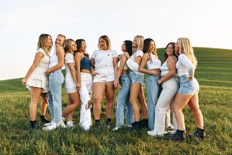 Group Picture Outfit Ideas, Neutrals Photoshoot Friends, Sorority Instagram Pictures, Big Group Picture Poses, Group Pics Poses, Executive Board Photo Shoot Sorority, Sorority Exec Photoshoot Ideas, Sorority Executive Board Photoshoot, Sorority Council Photoshoot