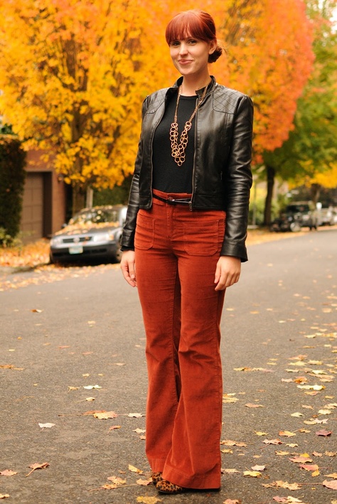 orange pants + black + leather. Looovvvee this!! Rust Pants Outfit Fall, Rust Corduroy Pants Outfit, Rust Pants Outfit Work, Orange Corduroy Pants Outfit, Black Corduroy Pants Outfit, Bootcut Pants Outfit, Orange Pants Outfit, Style Inspo Winter, Corduroy Outfit