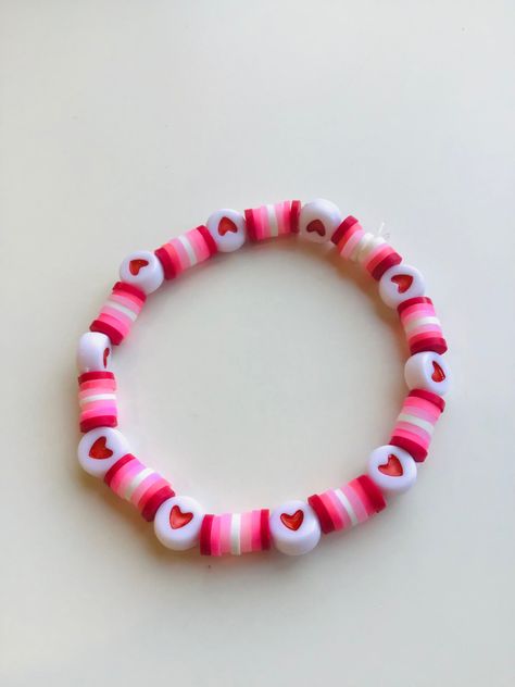 Braclet Ideas Valentines, Barbie Clay Bracelet, Pink Beaded Bracelets Diy, Aesthetic Clay Bracelet Ideas, Bracelets Diy Clay Beads, Barbie Bracelet Ideas Clay Beads, Cute Bracelet Inspo Clay Beads, Cute Bracelets Ideas Beads Simple, Beaded Bracelets Clay Beads