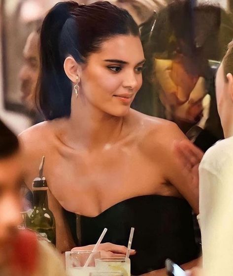 Kendall Jenner Ponytail, High Slick Ponytail, Black Tie Hairstyle, Sleek Prom Hair, Slick Ponytail, Slicked Back Ponytail, High Ponytail Hairstyles, Hairstyles Prom, High Ponytail