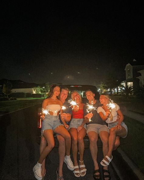 4th Of July Pics To Recreate, Cute Fourth Of July Pictures Photo Ideas, 4th Of July Friends Aesthetic, July 4 Pictures, 4th Of July Pictures Poses, Fourth Of July Sparklers, Fire Work Pictures, 4th Of July Teen Party Aesthetic, 4th Of July Night Pictures