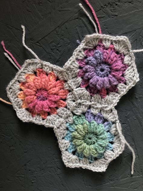 Crochet Sunburst Granny Square Pattern, Granny Square Sunburst Pattern, Sunburst Hexagon Crochet, Sun Burst Crochet Granny Squares, Floral Hexagon Crochet Pattern, Crochet Tutorial Pattern, Crochet Hexagon, Crochet Bebe, Variegated Yarn