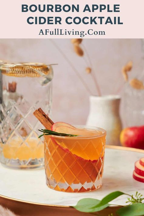 Holiday Apple Cider, Hard Apple Cider Recipe, Caramel Cocktail, Bourbon Cider, Bourbon Apple Cider, Warm Cocktails, Cider Cocktail, Gluten Free Drinks, Apple Cider Cocktail