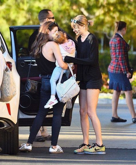 Taylor Swift With Kids, Country Taylor, Taylor Swfit, Taylor Pics, Deadpool Costume, Taylor Swift Street Style, Hollywood Scenes, Taylors Version, Swift Photo