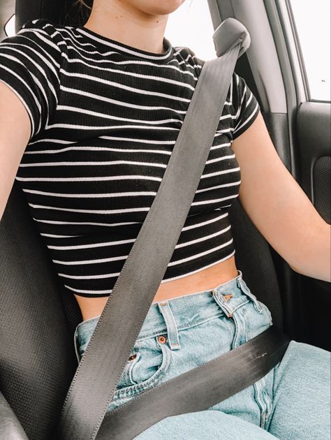 Stripped crop top shirt and light denim mom jeans outfit. Thrifted. Stripped Crop Tops, Denim Mom Jeans Outfit, Striped Crop Top Outfit, Stripe Crop Top Outfit, Striped Tank Top Outfit, Blue Striped Shirt Outfit, Striped Top Outfit, Baby Tee Outfit, Monica Puig