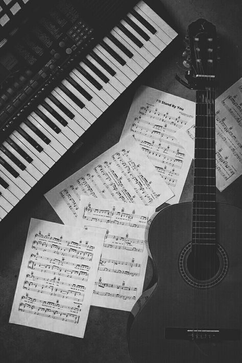 Grunge Piano Aesthetic, Alat Musik Aesthetic, Guitar And Piano Aesthetic, Music Aesthetic Black And White, Music Wallpaper Aesthetic Black, White Guitar Aesthetic, Keyboardist Aesthetic, Band Astethic, Black And White Music Aesthetic