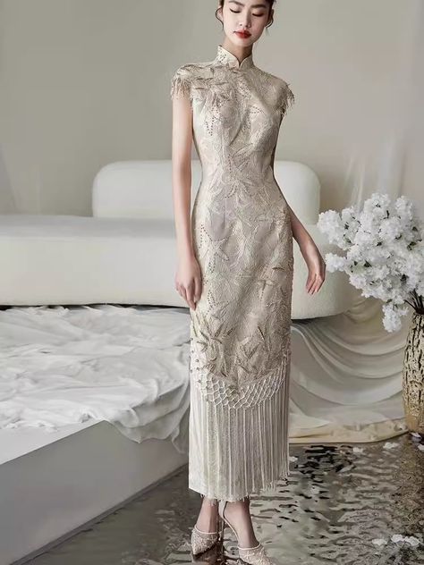 White Dress Japanese, Formal Qipao, Chinese Qipao Modern, Chinese Dress Traditional, White Qipao, Modern Chinese Wedding Dress, Modern Qipao Dress, Chinese Dress Modern, Qipao Modern