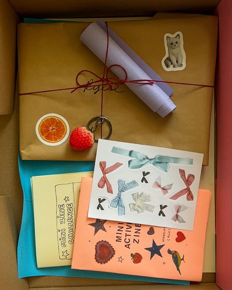 Snail mail postage letter art mail art package Mailing Packages Ideas, Pen Pal Package Ideas, Handmade Stationary Ideas, Art Zine Ideas, Gift Packaging Ideas Creative, Handmade Letters Ideas, Aesthetic Gift Wrapping, Zine Aesthetic, Mail Aesthetic