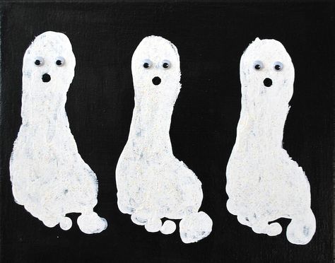 Halloween Ghost Feet - awesome craft for the kids Høstaktiviteter For Barn, Bricolage Halloween, Halloween Infantil, Halloween Arts And Crafts, Manualidades Halloween, Easy Halloween Crafts, Footprint Art, Handprint Crafts, Halloween Crafts For Kids