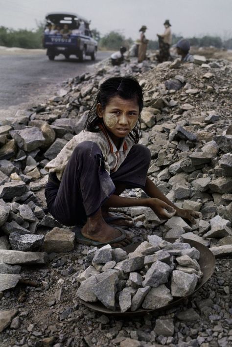 Child labour, hunger and poverty in Burma World Poverty, Steve Mc, Steve Mccurry, Afghan Girl, Poor Children, We Are The World, Dalai Lama, People Of The World, 인물 사진