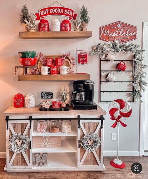 Christmas Cocoa Bar Ideas, Bars In Kitchen, Christmas Coffee Bar Ideas, At Home Coffee Bar, Hot Cocoa Bar Christmas, Holiday Coffee Bar, Christmas Coffee Bar, Christmas Hot Chocolate Bar, Ideas Decoracion Navidad