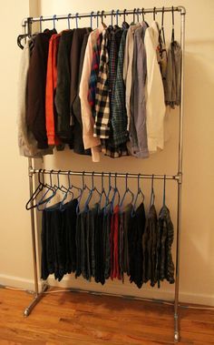 Diy Pipe Clothing Rack, Apartment Closet Organization, Diy Clothes Storage, Pipe Clothes Rack, Garage Extension, Diy Clothes Hangers, Tv Fal, Diy Clothes Rack, Hanging Clothes Racks