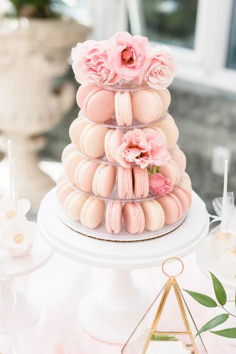 Blush Pink French Macarons are a MUST for your bridal shower dessert table! This and more dessert table ideas on the blog. Plus, how to design and execute your own DIY dessert table. #bridalshower #macarons #frenchmacarons Bridal Shower Desserts Table, Deco Ballon, Bridal Shower Desserts, Decoration Patisserie, Bridal Shower Inspo, Bridal Shower Planning, Shower Desserts, Shower Outfits, Bridal Shower Inspiration