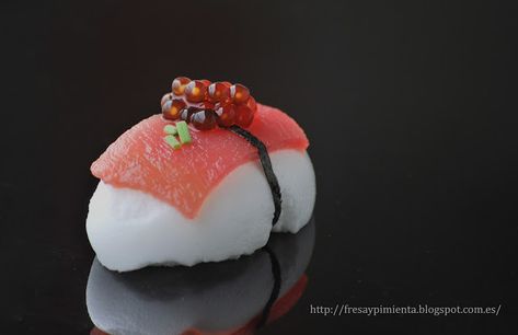 Nigiri de nube japonesa con ventresca de atún y “caviar” de soja. Nigiri Sushi, Molecular Gastronomy, Japanese Food, Papaya, Finger Foods, Asian Recipes, Seafood, Good Food, Food And Drink