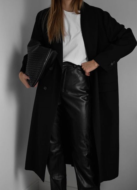 Black Pant Leather Outfit, Work Outfits Women Leather Pants, Styling Leather Pants Winter, Wide Leather Trousers Outfit, Straight Leg Leather Pants Outfit Casual, Leather Pants Outfit Wide Leg, Leather Pant Outfits Winter, Leather Pants Outfit Office, Leather Pant Winter Outfits