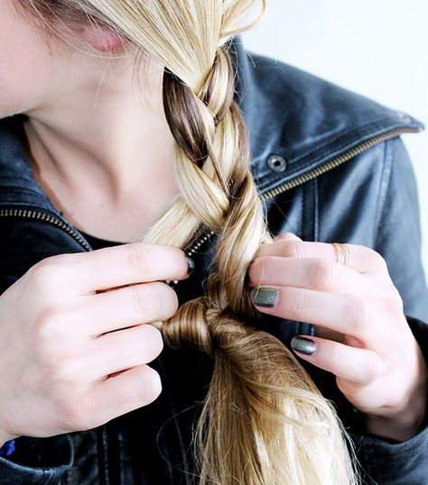 How to tie your braid without an elastic How To End A Braid Without A Hair Tie, Backwards Braid, Braid Hacks, 5 Braid, Long Braided Hairstyles, Saving Face, Hairstyle Tips, Beauty Tips In Urdu, Hacks Every Girl Should Know