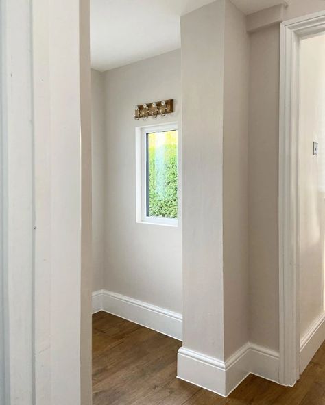 Dulux Nutmeg White entrance hallway Dulux Hallway Colours, Dulux Almond White, Dulux Nutmeg White, Dulux White Paint, Warm White Paint, Entrance Idea, Dulux Paint Colours, Downstairs Wc, White Hallway