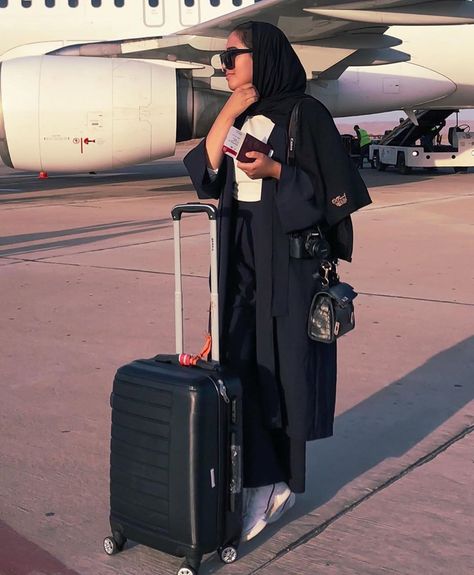 Travel Hijabi Outfit, Airport Outfit Hijab Summer, Abaya Airport Look, Hijab Travel Outfits Airport, Hijabi Airport Look, Hijab Outfit Travel, Airport Outfit Hijab Casual, Hijabi Airport Outfit Summer, Hijab Airport Outfit