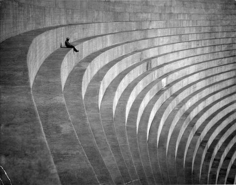 http://conceptlandscape.tumblr.com/post/93429238553/vivipiuomeno-gmorning-the-thinker-by American Photography, The Thinker, Elements And Principles, Gelatin Silver Print, Japanese American, Making Waves, Black White Photos, Photo Location, Carpe Diem