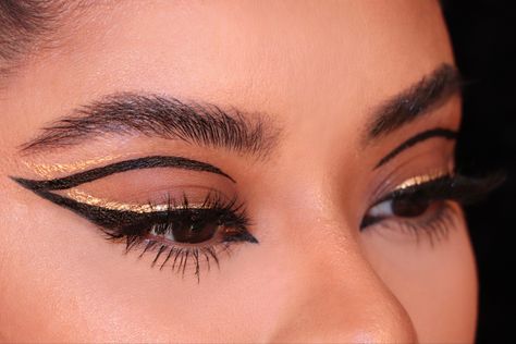 Gold And Black Eyeliner, Black And Gold Makeup Ideas, Black And Gold Eyeliner, Gold Graphic Liner, Birthday Eyeliner, Gold Eyeliner Looks, Comp Makeup, Black And Gold Makeup, Universe Makeup