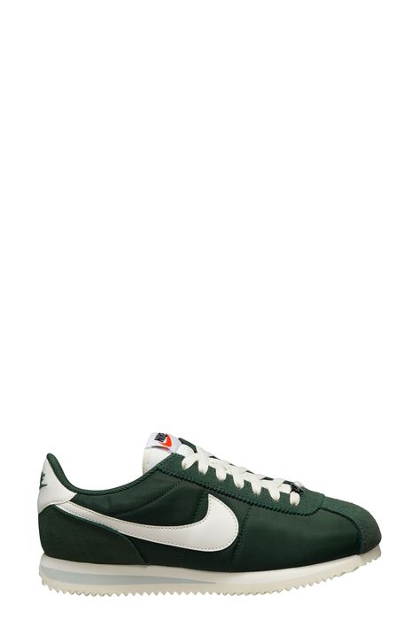 Nike Cortez Green, Dark Green Sneakers, Nike Cortez Mens, Nike Snkrs, Suede Trainers, Sneaker Art, Nike T, Lightweight Sneakers, Green Sneakers