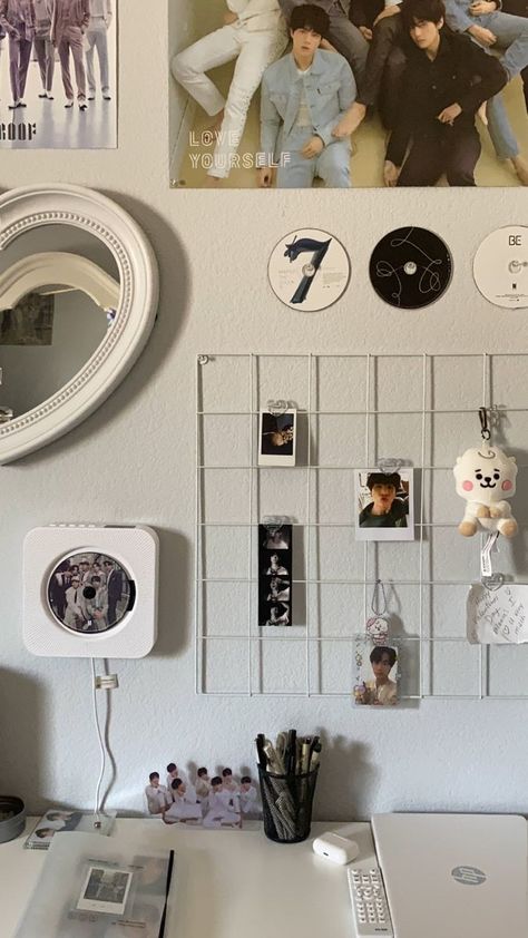 Photocard Display Ideas, Kpop Bedroom Ideas, Kpop Room Ideas, Kpop Room Aesthetic, Photocard Display, Army Aesthetic, Bts Room, Army Room Decor, Kpop Room