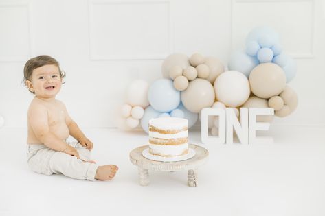 Bear Cake Smash 1st Birthdays, Minimal Cake Smash Photoshoot, Cake Smash Decoration Ideas, 1st Birthday Boy Decorations Ideas, Smash Cake Photoshoot Boy, Baby Boy First Birthday Photo Shoot, Smash The Cake Boy, Baby Boy 1st Birthday Photoshoot, First Birthday Boy Cake Smash