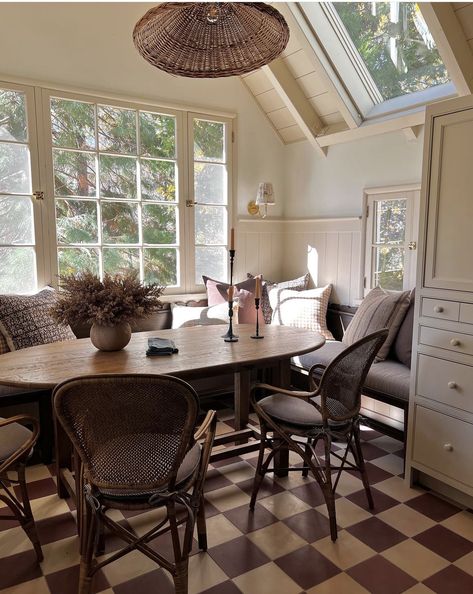 Amber Lewis Breakfast Nook, Zia Tile, Cozy Breakfast, Cozy Breakfast Nook, Amber Lewis, Charming Kitchen, Kitchen Nook, Amber Interiors, Dining Nook