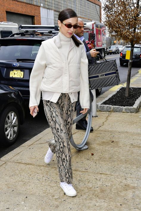 Bella Hadid’s Snakeskin Pants Are Surprisingly Easy To Wear Snake Pants Outfit, Snake Skin Outfit, Snake Print Outfit, Snakeskin Pants, Snake Pants, Printed Pants Outfits, Snake Print Pants, Lame Dress, Animal Print Outfits