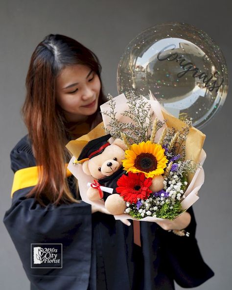 graduation bouquet with balloon Diy Graduation Bouquet Ideas, Graduation Bouquet Balloons, Flower Bouquet Graduation Gift Ideas, Convocation Bouquet Ideas, Graduation Bear Bouquet, Presentation Bouquet Graduation, Bouquet Graduation Ideas, Graduation Pictures With Flower Bouquet, Balloon Bouquet Graduation