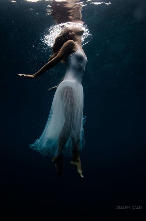 Reaching the surface in a white dress Underwater Photoshoot, Bawah Air, Underwater Portrait, Fotografi Bawah Air, Underwater Art, Underwater Photos, Water Photography, Water Art, Foto Art