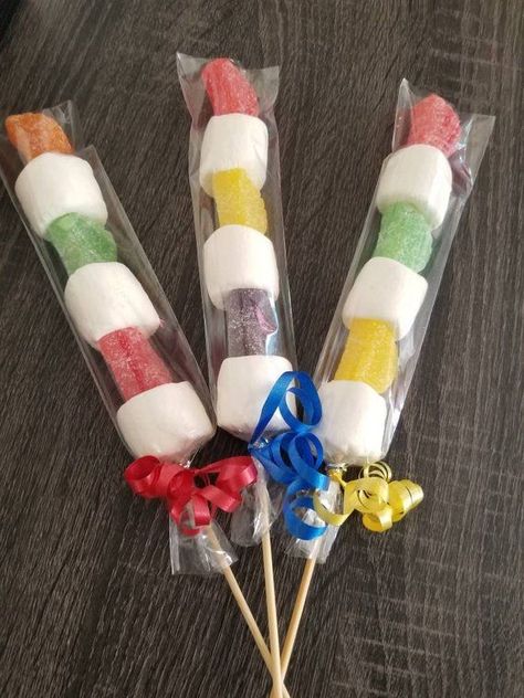 Fruit Kabobs Kids, 4de Verjaardag, Candy Kabobs, Candy Land Birthday Party, Circus Theme Party, Fruit Candy, Candy Birthday Party, Candyland Birthday, Christmas Table Centerpieces