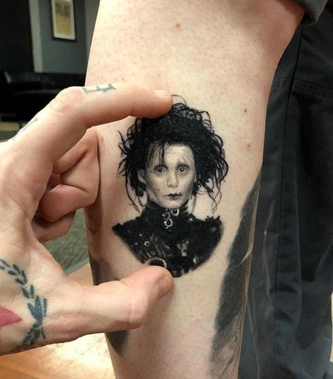 Edward Scissor Hands Tattoo, Heartagram Tattoo, Edward Scissorhands Tattoo, Portrait Tattoo Sleeve, Edward Scissor, Scissor Hands, Tim Burton Tattoo, Tattoo Off, Hands Tattoo