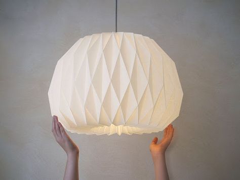 How to make Origami Lampshade                                                                                                                                                                                 More Origami Light Fixture, Origami Guide, Origami Lights, Origami Home Decor, Origami Lampshade, Vika Papper, Diy Luminaire, Origami Lamp, Origami Ball