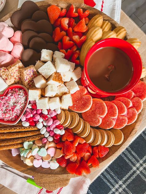 Colorful red sweets mixed with cookies and other treats on a wooden serving tray. Valentine’s Day Food Recipes, Fondue Valentines Day, Valentines Fondue Board, Kids Valentine Party, Valentines Party Food, 2024 Party, Valentines Candy, Platter Ideas, Valentines Baking