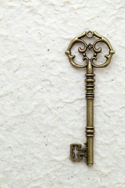 Antique Key Aesthetic, Vintage Key Aesthetic, Vintage Key Illustration, Old Keys Aesthetic, Cool Keys, Vintage Key Tattoos, Aesthetic Keys, Keys Photography, Keys Aesthetic