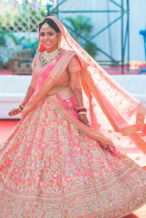 Dupatta On Head Style, Double Dupatta, Pink Bridal Lehenga, Wedding Dresses Pakistani, Modern Indian Wedding, Mumbai Wedding, Lehenga Jewellery, Sabyasachi Lehenga, Bollywood Lehenga